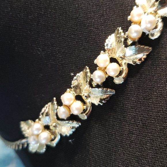 Gold & Pearl choker necklace w leaves - Picture 4 of 11